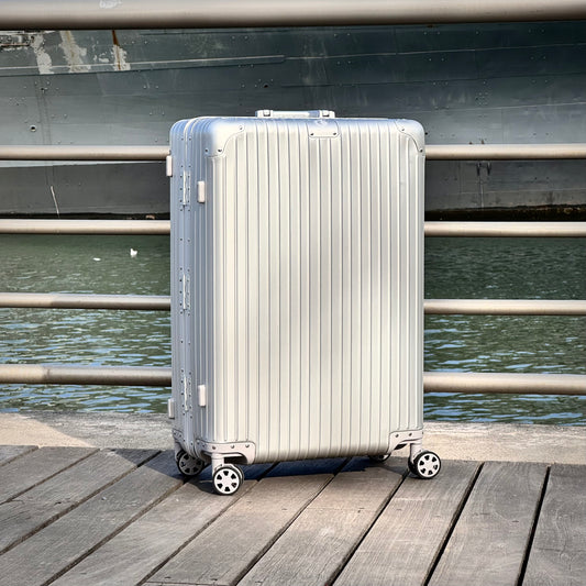 Atlas 29" Check-In Silver