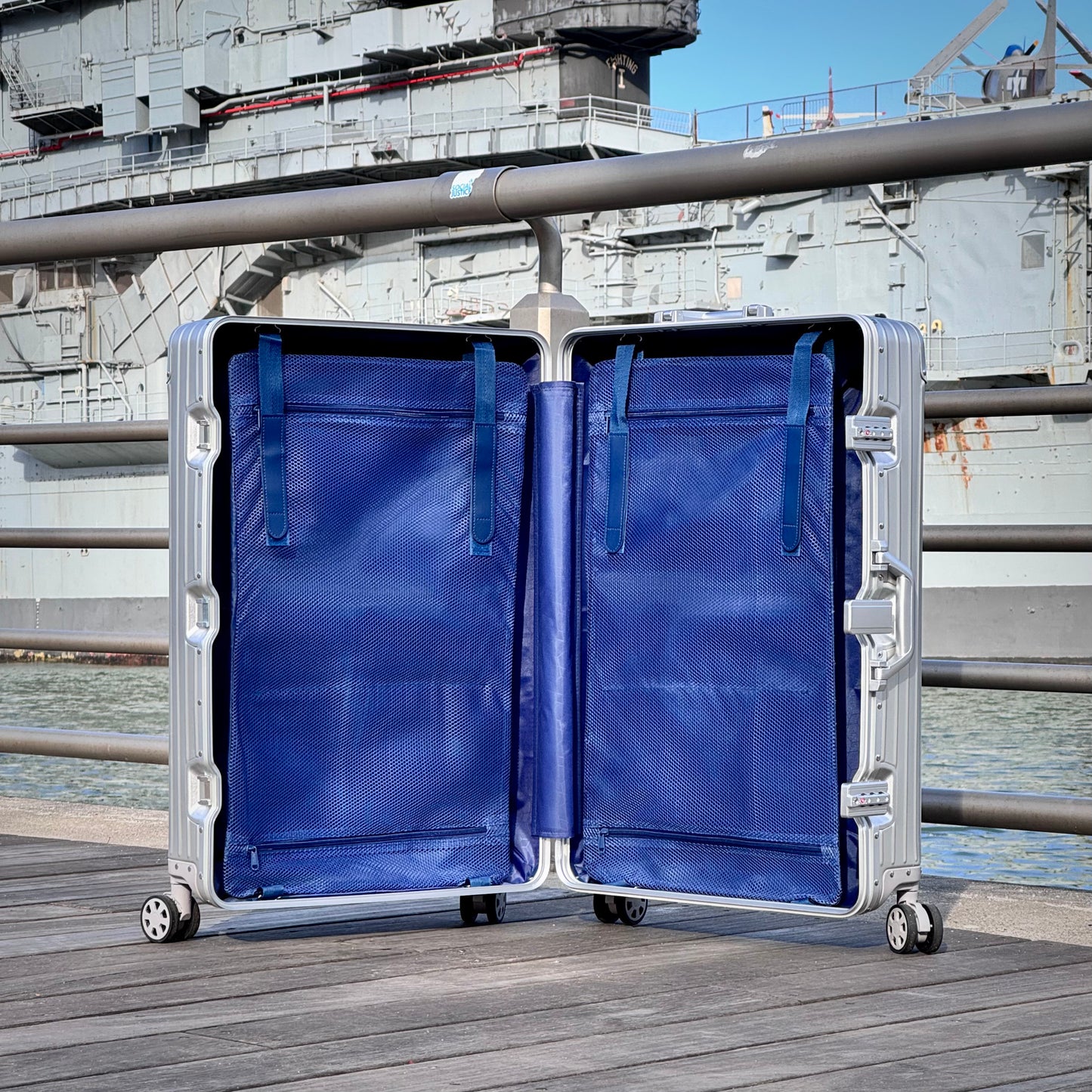 Atlas 29" Check-In Silver