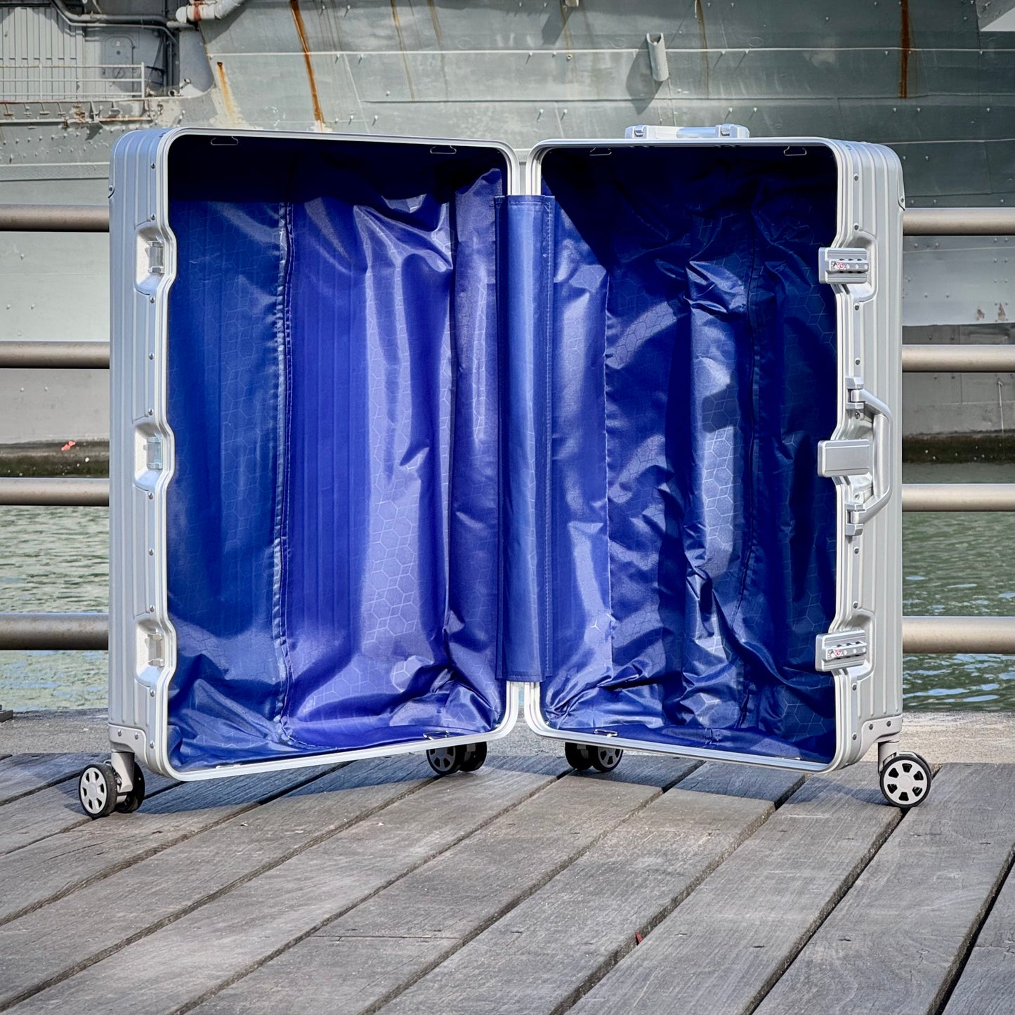 Atlas 29" Check-In Silver