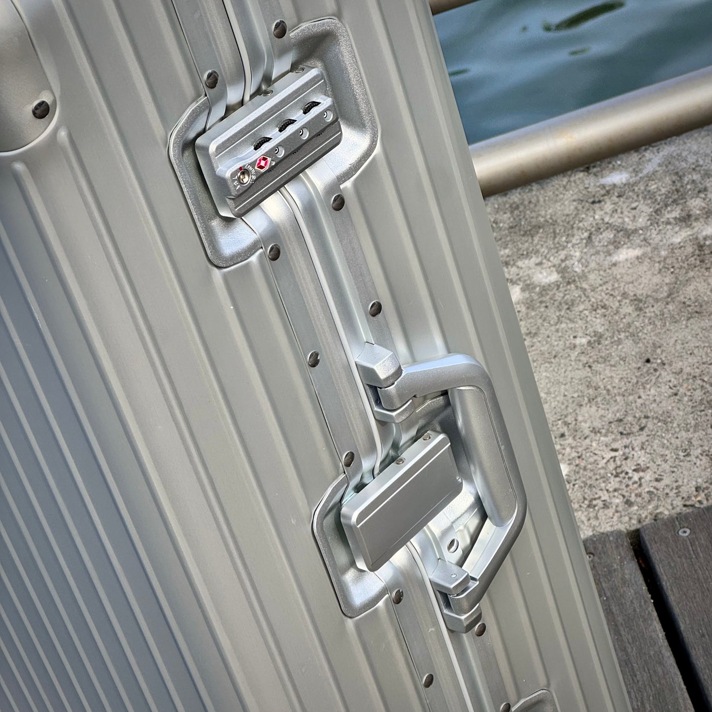 Atlas 29" Check-In Silver